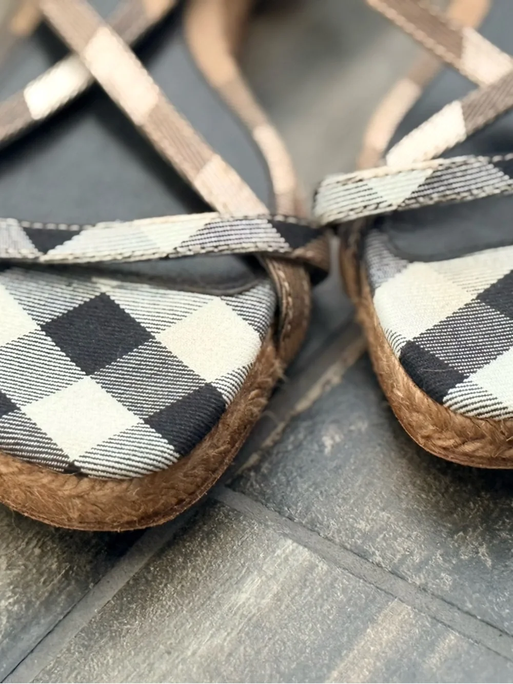 Stunning Burberry Black & White Plaid Crisscross Flat Espadrille Sandals 38 eu - Picture 8 of 11